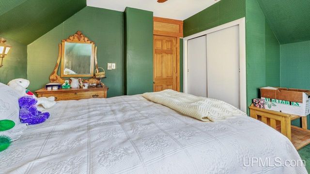 410 S 11th Street, Gladstone, MI 49837