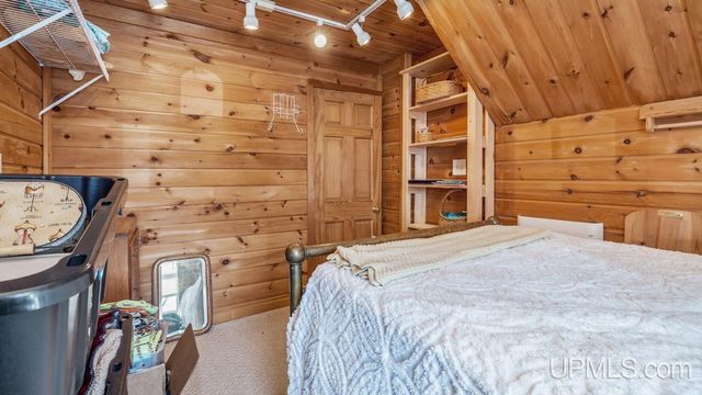 410 S 11th Street, Gladstone, MI 49837