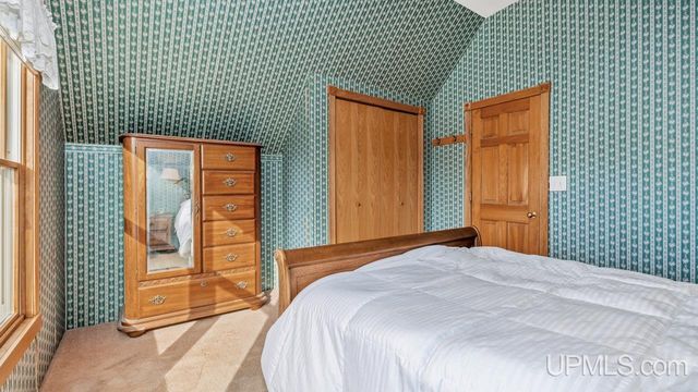 410 S 11th Street, Gladstone, MI 49837