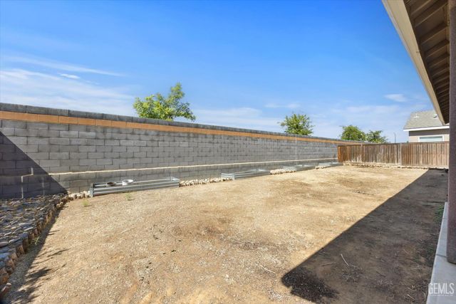 9524 Mountain Peak Lane, Shafter, CA 93263