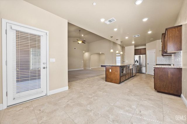 9524 Mountain Peak Lane, Shafter, CA 93263