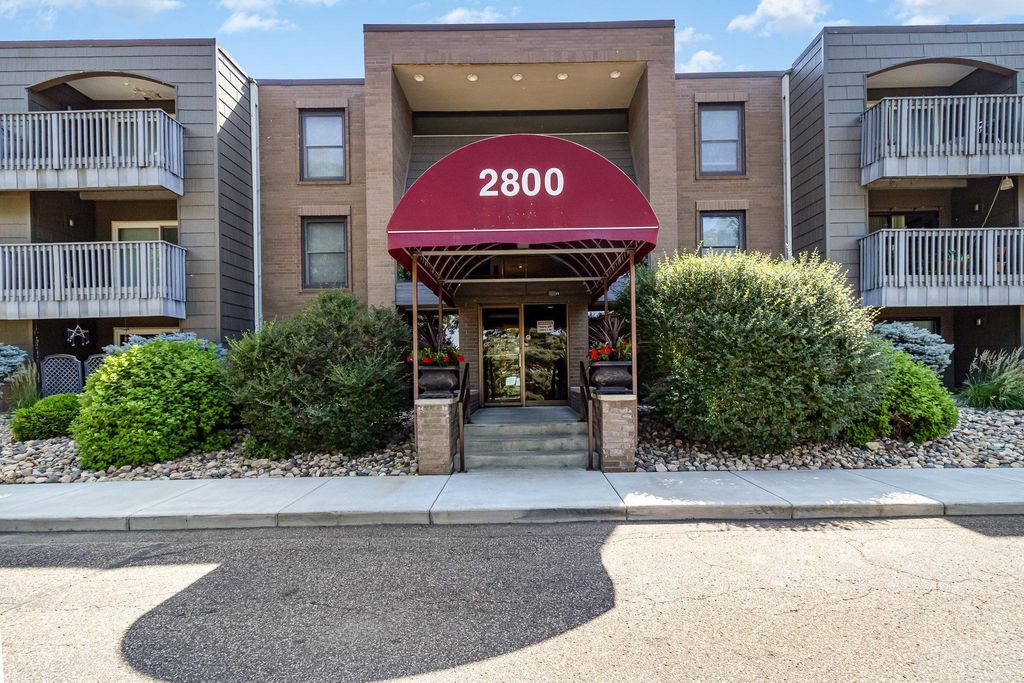 2800 Hamline Avenue N 322, Roseville, MN 55113