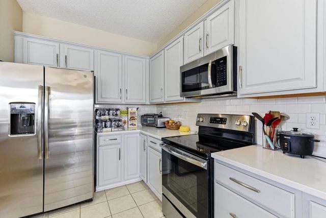 13800 52nd Avenue N, Plymouth, MN 55446