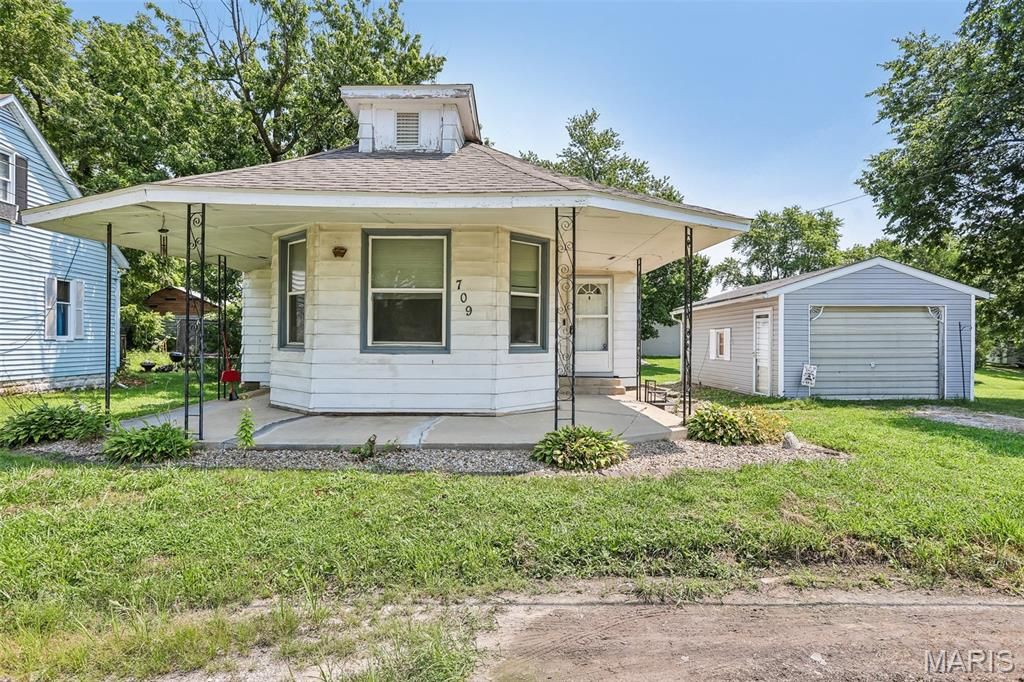 709 Simpson Street, Pocahontas, IL 62275