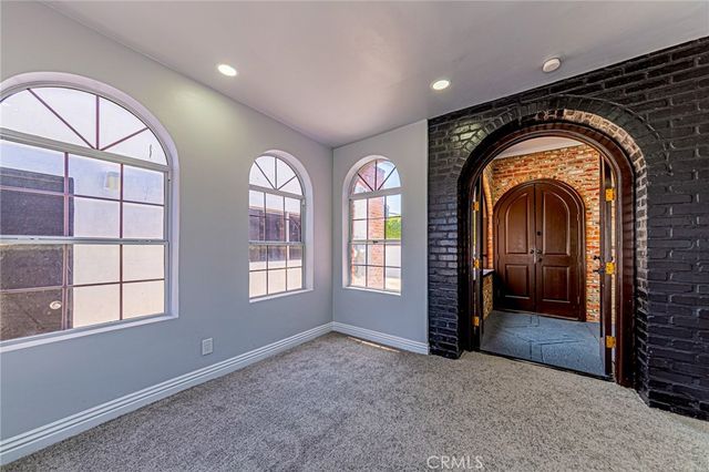 5334 S Victoria, Los Angeles, CA 90043