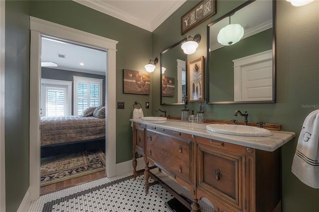 6009 N SUWANEE AVENUE, Tampa, FL 33604