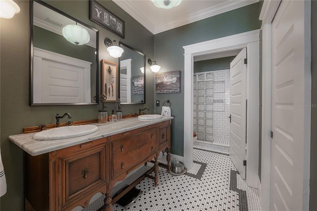 6009 N SUWANEE AVENUE, Tampa, FL 33604