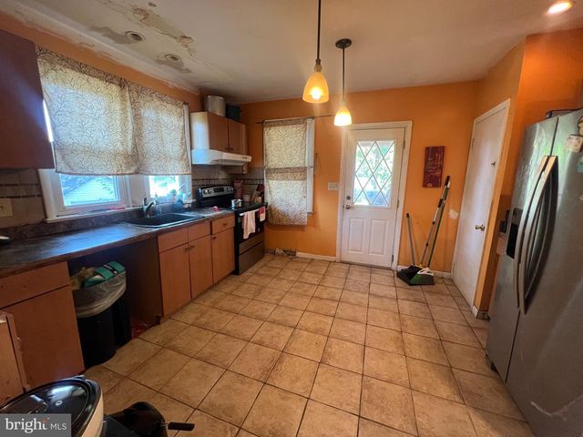 27 N LAFAYETTE AVE, Morrisville, PA 19067