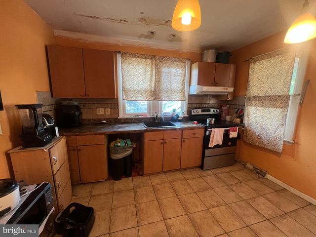 27 N LAFAYETTE AVE, Morrisville, PA 19067