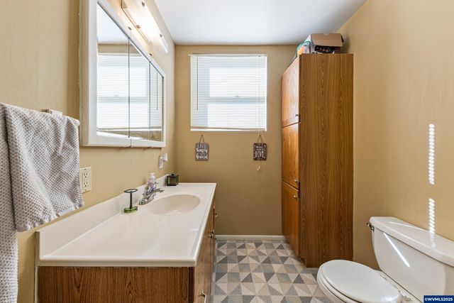 1111 SW Levens St, Dallas, OR 97338