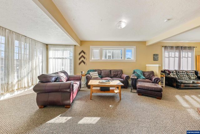 1111 SW Levens St, Dallas, OR 97338