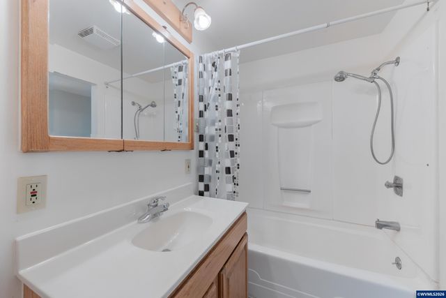 1111 SW Levens St, Dallas, OR 97338