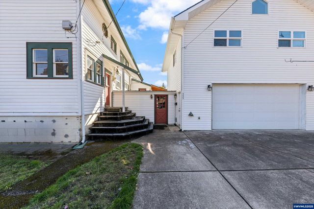 1111 SW Levens St, Dallas, OR 97338