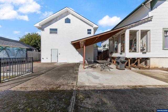 1111 SW Levens St, Dallas, OR 97338