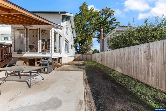 1111 SW Levens St, Dallas, OR 97338