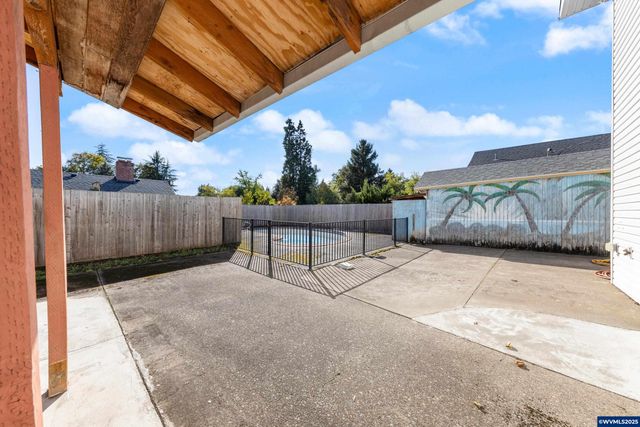 1111 SW Levens St, Dallas, OR 97338