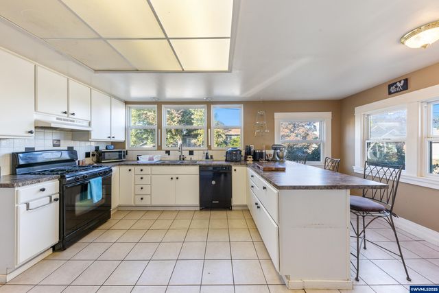 1111 SW Levens St, Dallas, OR 97338