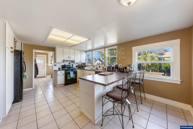 1111 SW Levens St, Dallas, OR 97338