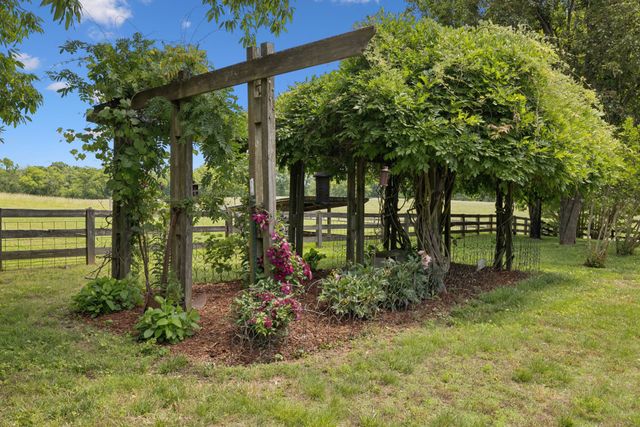4929 Snow Creek Rd, Santa Fe, TN 38482