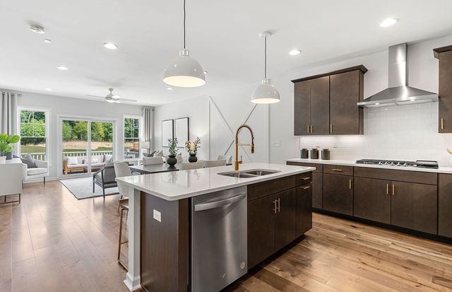 12 Weathervane Drive 21, Walpole, MA 02081