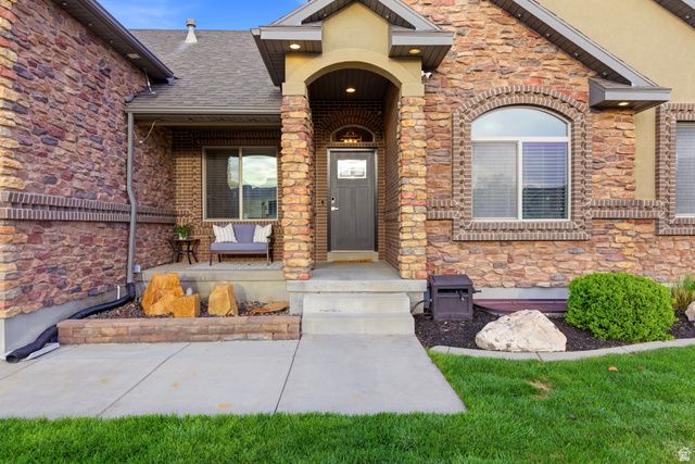 8561 S CANMORE DR, West Jordan, UT 84081