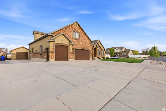 8561 S CANMORE DR, West Jordan, UT 84081
