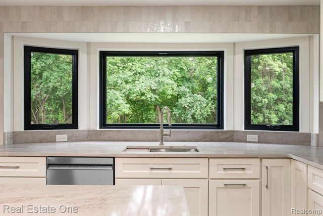 1683 Mark Hopkins Road, Bloomfield Hills, MI 48302