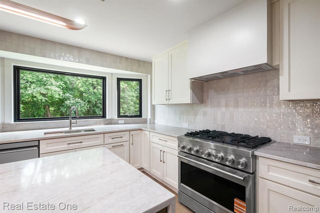 1683 Mark Hopkins Road, Bloomfield Hills, MI 48302