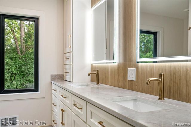 1683 Mark Hopkins Road, Bloomfield Hills, MI 48302