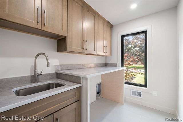1683 Mark Hopkins Road, Bloomfield Hills, MI 48302