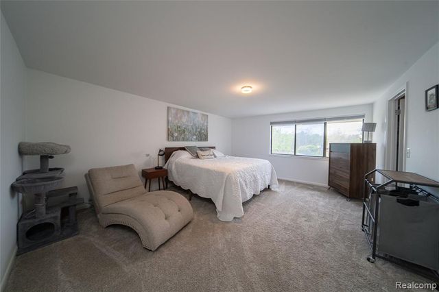 5590 Hillcrest Circle, West Bloomfield, MI 48322