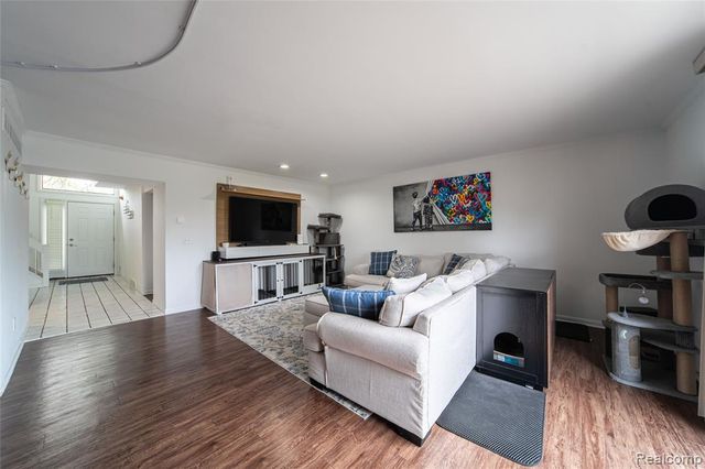 5590 Hillcrest Circle, West Bloomfield, MI 48322