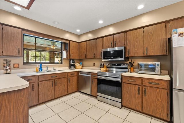 2002 PINE COURT, Deland, FL 32720