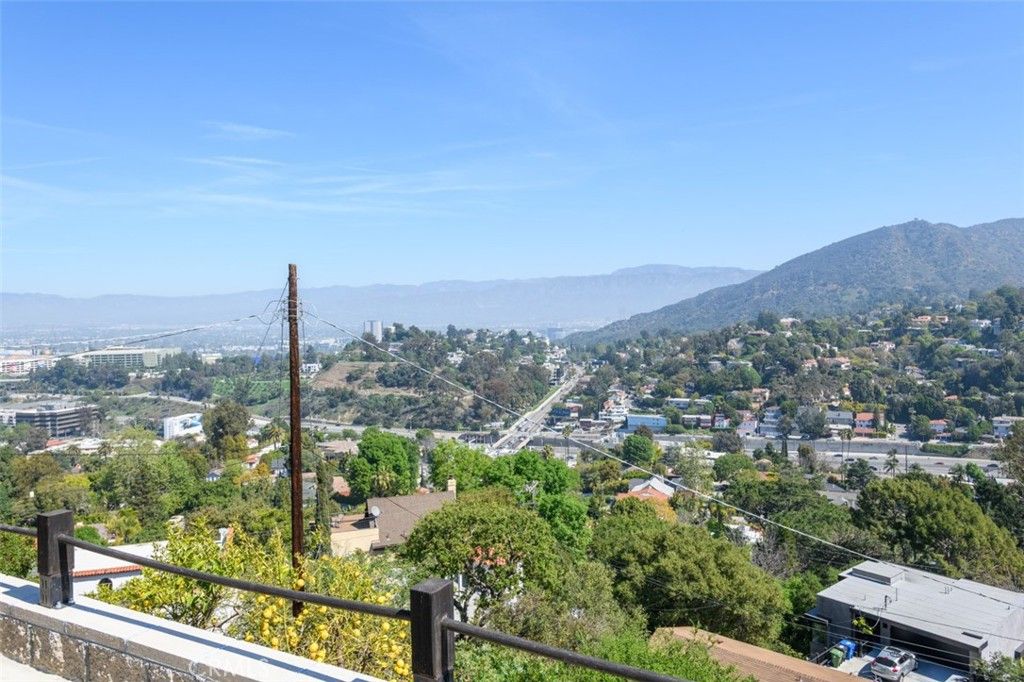 Image 16 of property listing at 3118 Goodview Trail, Los Angeles, CA 90068