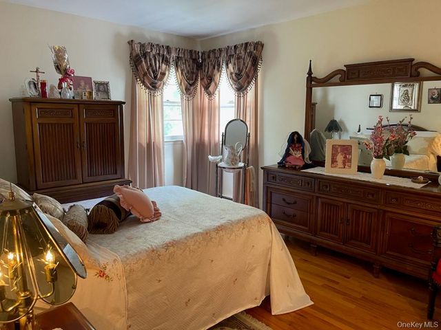 30 Malverne Avenue, Malverne, NY 11565