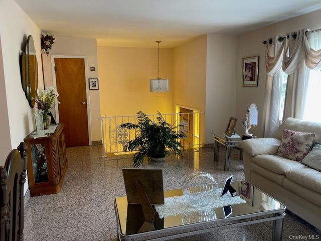 30 Malverne Avenue, Malverne, NY 11565