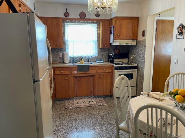 30 Malverne Avenue, Malverne, NY 11565