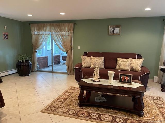 30 Malverne Avenue, Malverne, NY 11565
