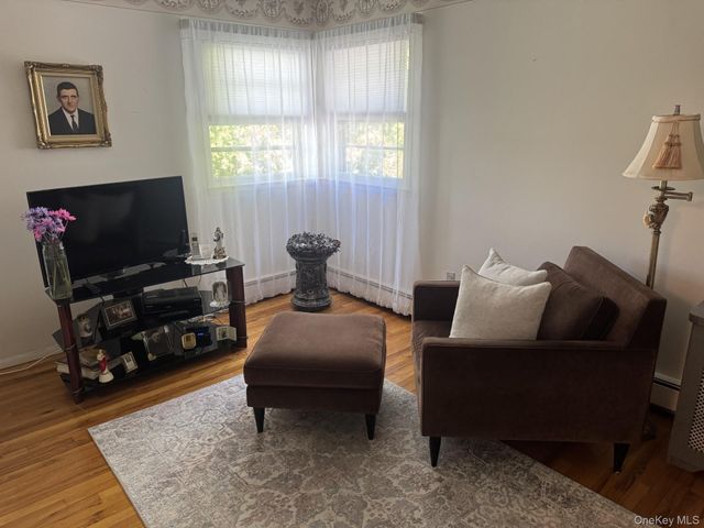 30 Malverne Avenue, Malverne, NY 11565