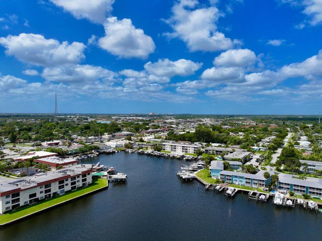 312 Northlake Drive 104, North Palm Beach, FL 33408