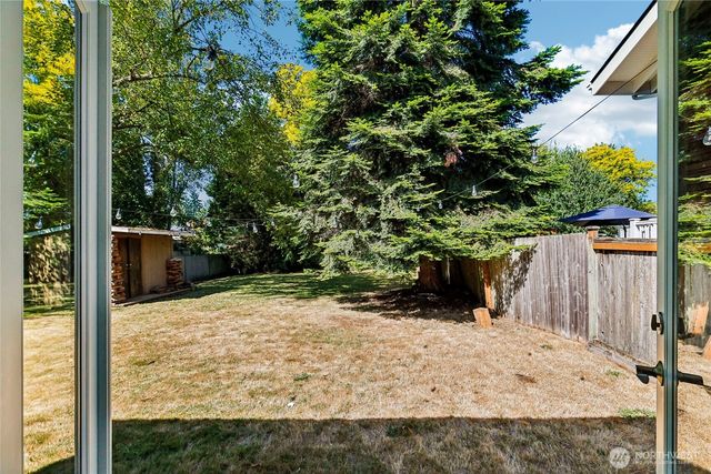 9227 Palatine Avenue N, Seattle, WA 98103