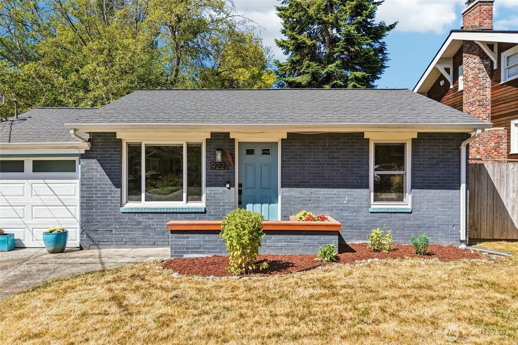 9227 Palatine Avenue N, Seattle, WA 98103