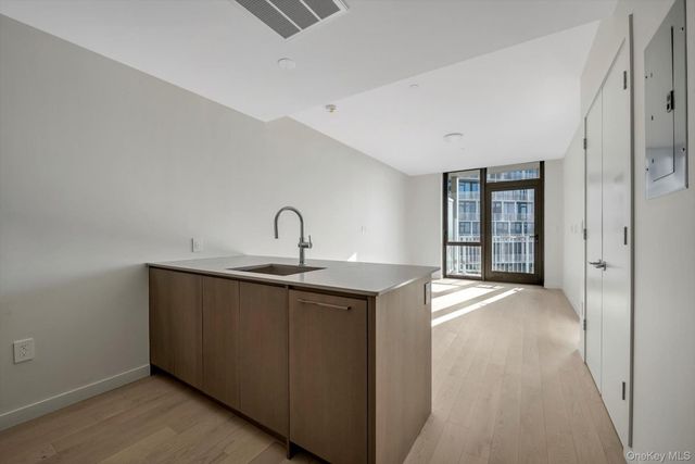 13102A 40th Road 9D, Flushing, NY 11354