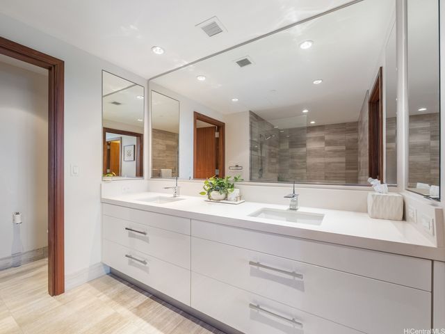 1555 Kapiolani Boulevard 2002, Honolulu, HI 96814