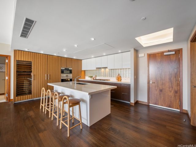 1555 Kapiolani Boulevard 2002, Honolulu, HI 96814