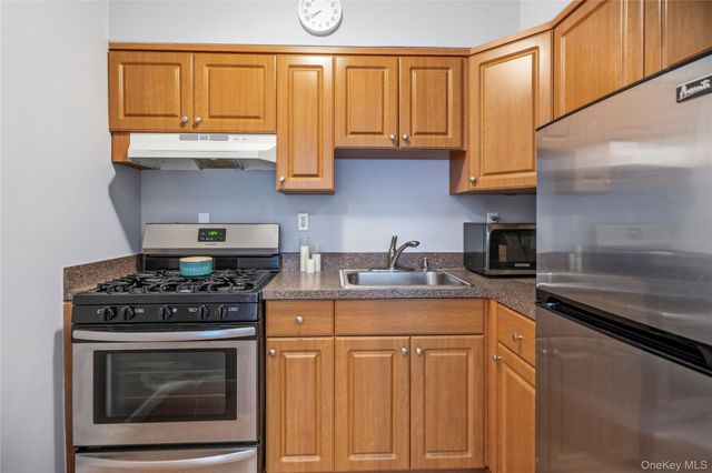61 Maine Avenue F15, Rockville Centre, NY 11570