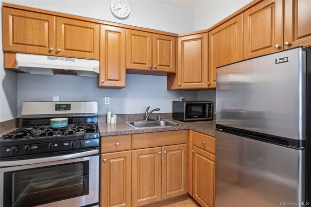 61 Maine Avenue F15, Rockville Centre, NY 11570