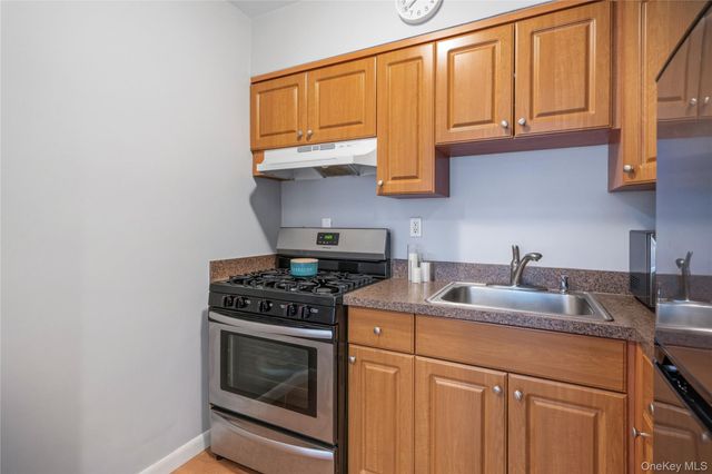 61 Maine Avenue F15, Rockville Centre, NY 11570