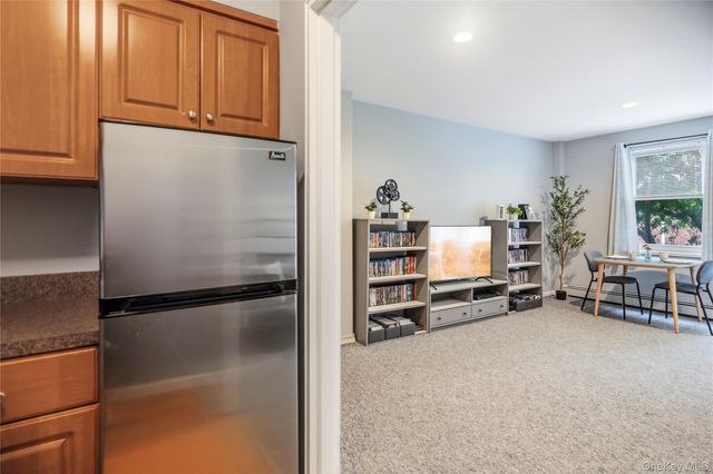 61 Maine Avenue F15, Rockville Centre, NY 11570