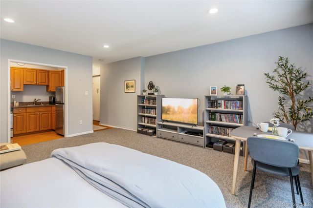 61 Maine Avenue F15, Rockville Centre, NY 11570